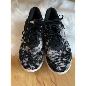 Nike black and white size 7.5 flex Tr7
